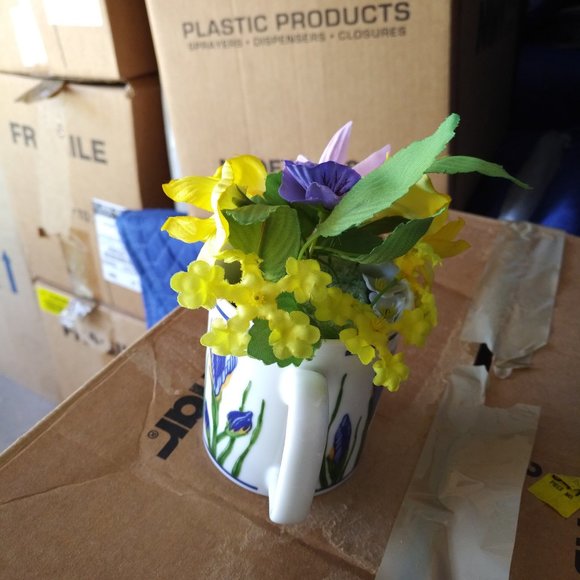 PRETTY IRIS PORCELAIN MUG WITH SILK FLOWER DECOR - Picture 3 of 5